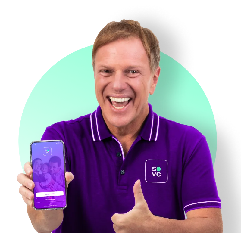 Ciro Bottini com semblante empolgado, segurando celular com o aplicativo Só Você aberto e fazendo sinal de positivo com o polegar da outra mão